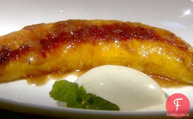 Banana grelhada com sorvete de canela