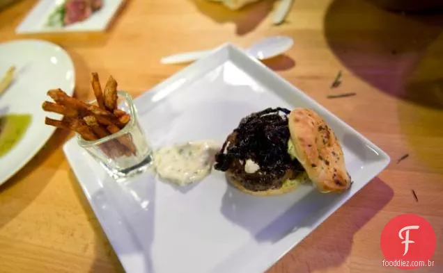 Hambúrgueres de cordeiro com cebola vermelha caramelizada, Mayoli e Feta