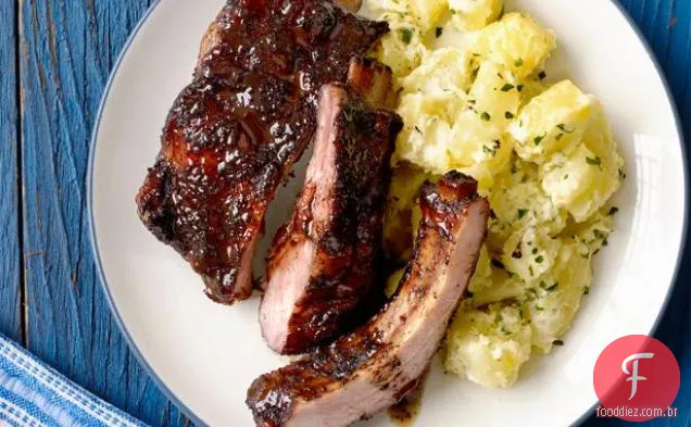 Costelas de chá doce com salada de batata limão