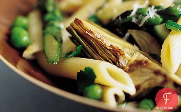 Penne com espargos e alcachofras