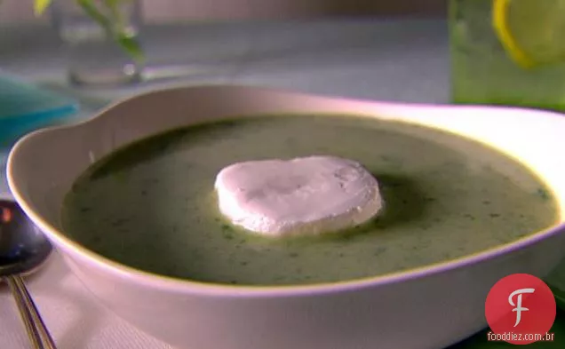 Sopa cremosa de rúcula e alface com queijo de cabra