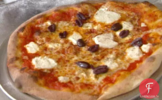 Pimenta vermelha assada-Pizza de tomate com queijo de cabra, manjericão e óleo de pimenta vermelha