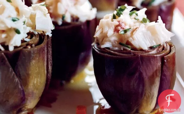 Alcachofras de bebê recheadas com salada de caranguejo