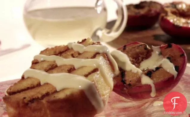Bolo de Libra grelhado com esmalte de Cream Cheese e pêssegos grelhados