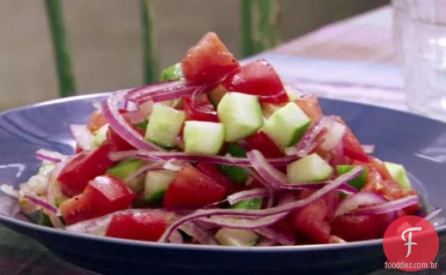 Salada de pepino, tomate e cebola roxa