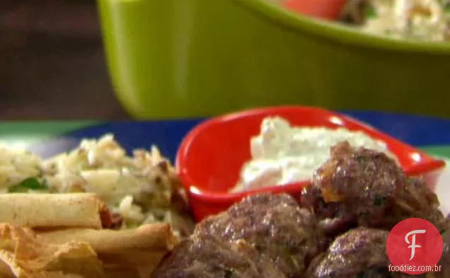 Almôndegas gregas com Tzatziki e Orzo com Feta e nozes