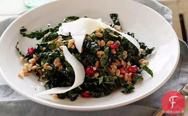 Salada de couve e Farro com queijo de cabra envelhecido