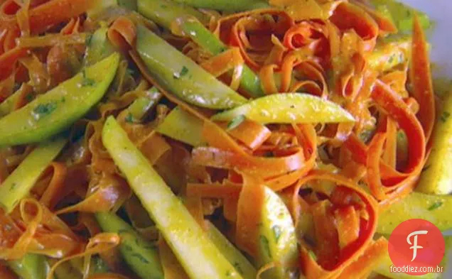 Salada de cenoura e pêra raspada com vinagrete de Curry