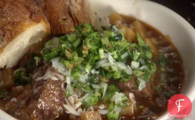 Carne em vaso e raiz de aipo com aipo Gremolata