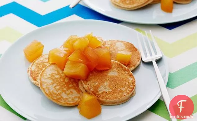 Panquecas de aveia com canela com compota de maçã com mel