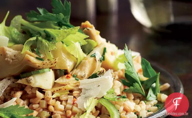Farro com alcachofras e salada de ervas