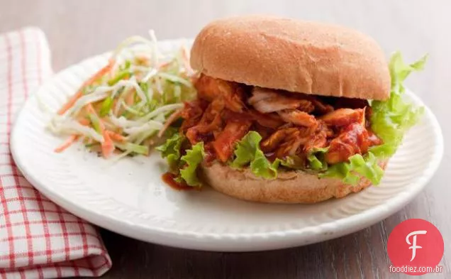 Sanduíches de frango para churrasco puxados