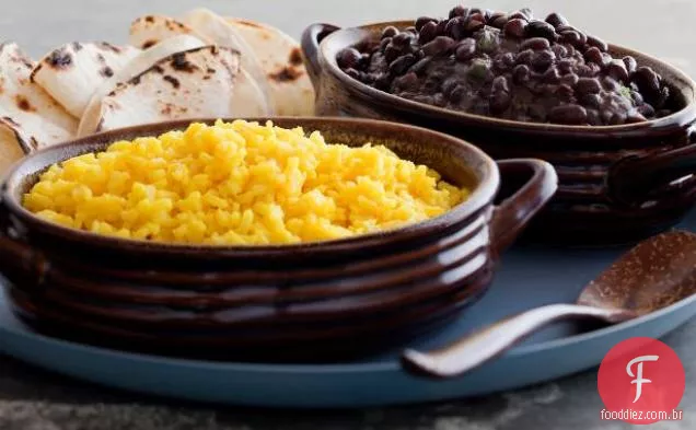 Feijão preto picante e arroz amarelo