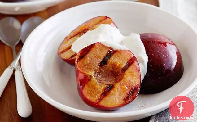 Ameixas grelhadas com molho de Iogurte De Noz temperado