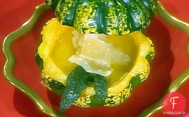 Sopa de abóbora de carnaval, com sálvia frita e parmesão raspado