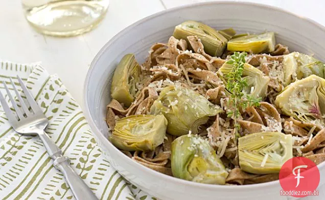 Fettuccine Da Pimenta Preta Do Trigo Integral Com Alcachofras Do Bebê
