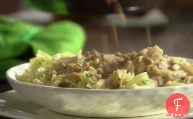 Peru assado, erva-doce e cebola com macarrão de ovo com manteiga