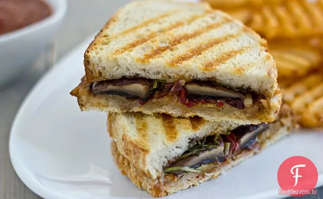 Portabella Panini Grelhado Com Alcachofra Tapenade