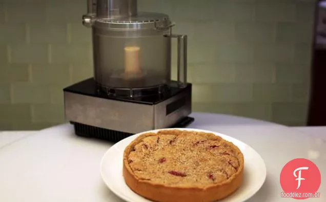 Torta profunda da ameixa e da amêndoa do prato