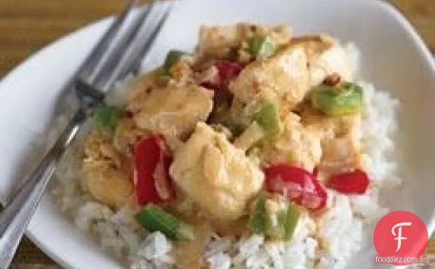 Frango com molho de iogurte de caril de amendoim