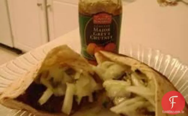 Hambúrgueres indianos de peru com limão, pepino e Chutney