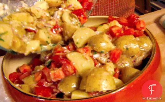 Salada quente de batata-tomate com vinagrete Dijon