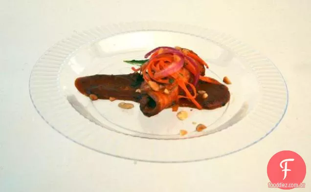 Amendoim defumado lombo de porco com manteiga de amendoim molho para churrasco e cenoura e salada de cebola em conserva