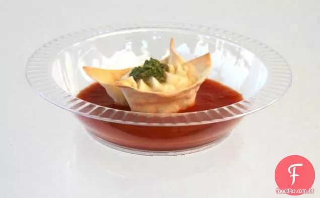 Mousse de queijo em um 'Cone' com molho de tomate picante e Pesto de rúcula