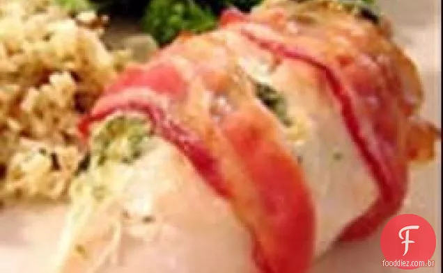 Peito de frango recheado e embrulhado
