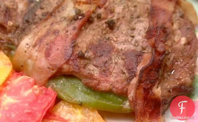 Verde grelhado Chile - bifes de pimenta recheados embrulhados em Bacon