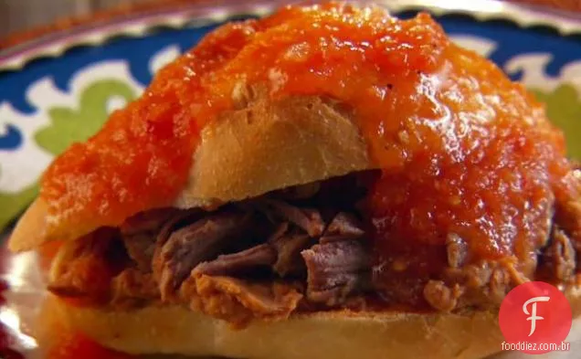 Sanduíche de porco refogado com caldo de tomate picante (Tortas Ahogadas)