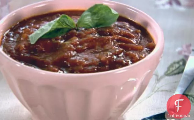 Sopa de tomate Toscana com manjericão
