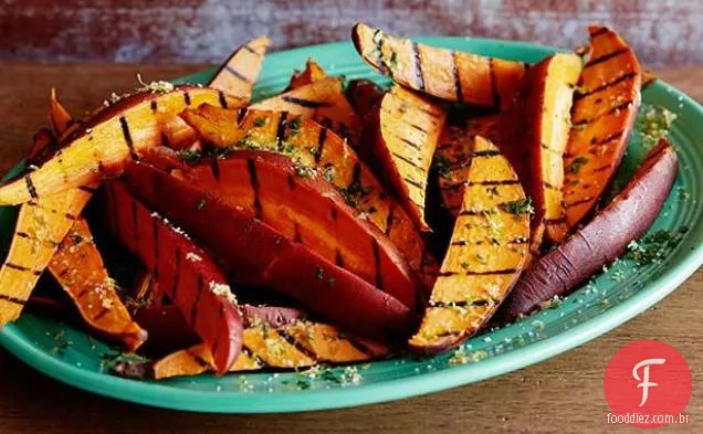 Batatas fritas grelhadas com alho e erva