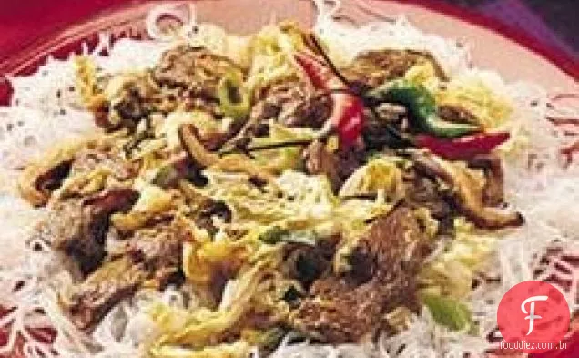 Carne de Sichuan com macarrão de arroz