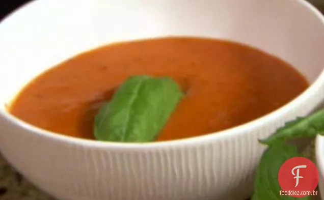 Tomate cremoso e sopa de pimenta assada