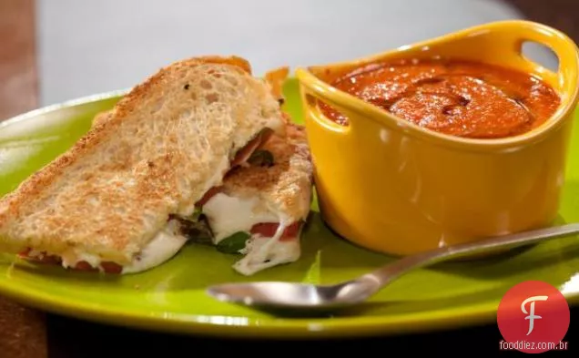 Pimenta vermelha assada e sopa de tomate com Caprese Panini esfumaçado