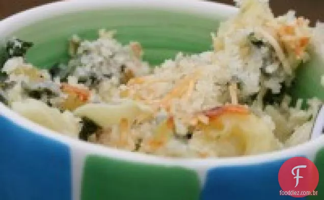 Espinafre-macarrão com alcachofra e queijo