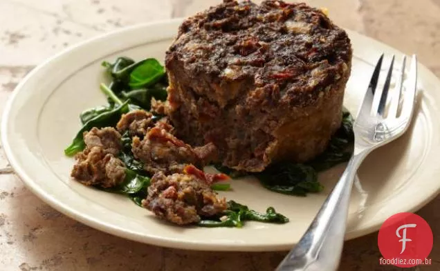 Bolo de carne vegetariano com cogumelos e tomates secos ao sol