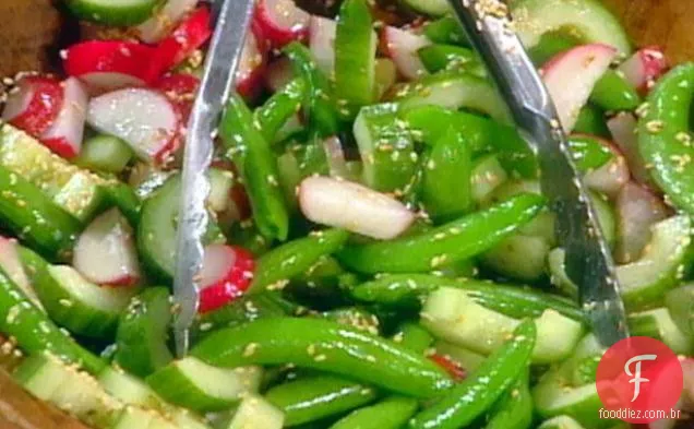 Açúcar Snap ervilha, rabanete e salada de pepino