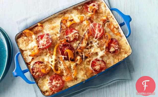 Batatas recortadas com tomate e pimentão