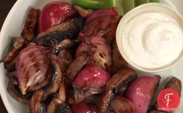 Cebolas grelhadas e cogumelos com creme azedo limado