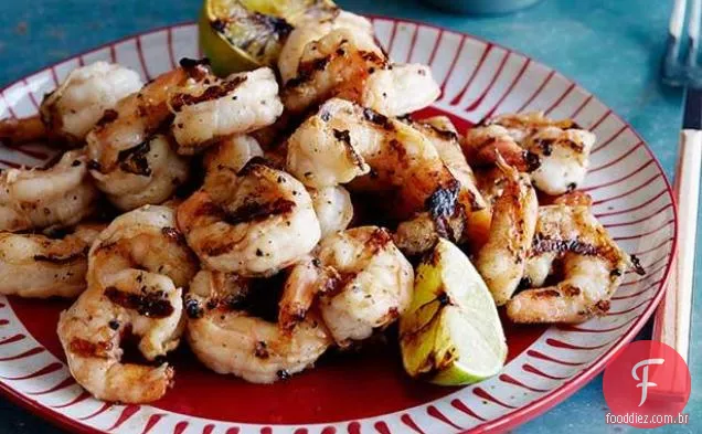 Estilo scampi de camarão grelhado com molho de soja, gengibre fresco e alho