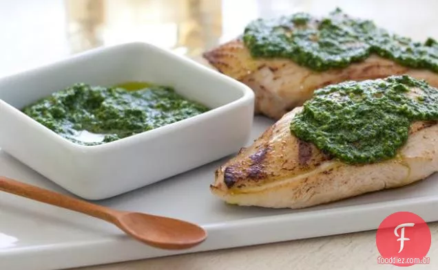 Frango grelhado com espinafre e pesto de pinhão