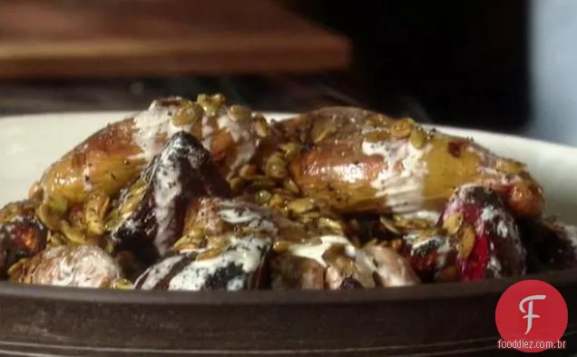 Vegetais de raiz torrados com Pepitas picantes e creme de rábano Fraiche