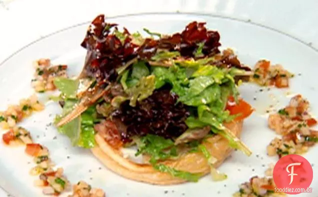 Torta de maçã com verduras jogadas, nozes cristalizadas e vinagrete de xerez