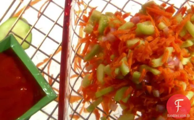 Salada Fresca Da Cenoura Do Pepino