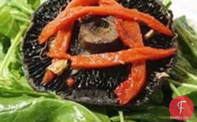Portobello assado, pimenta vermelha e salada de rúcula para um