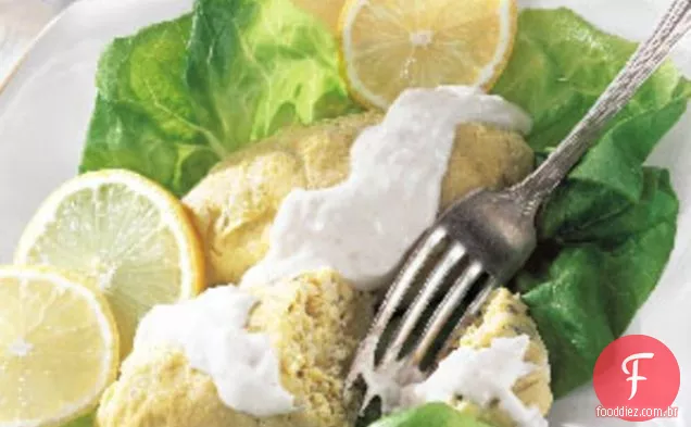 Peixe Gefilte de peixe branco defumado com molho de limão e rábano