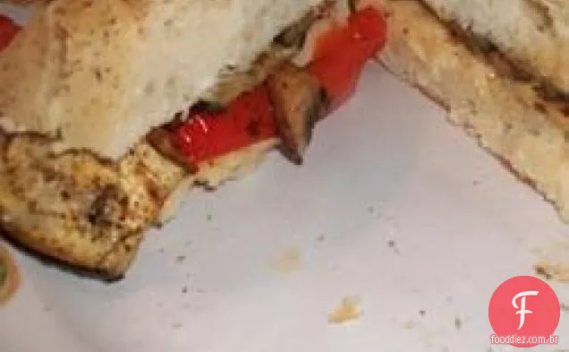 Portobello, berinjela e pimenta vermelha assada Panini