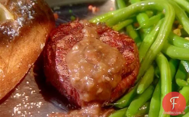 Filet Mignon com Cabernet Peppercorn Demi-glace